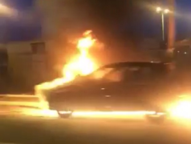 Драма на Новом Београду: Аутомобил плануо у секунди, па цео изгорео (ВИДЕО)